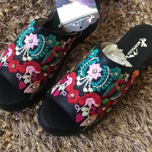 NWT Montana West Wedge Embroidered Flowers Sandals